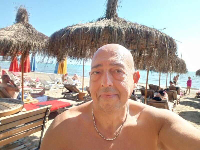 Italian amabil si disponibil,