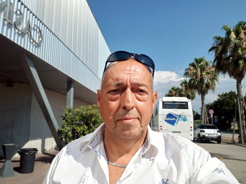 Italian amabil si disponibil,