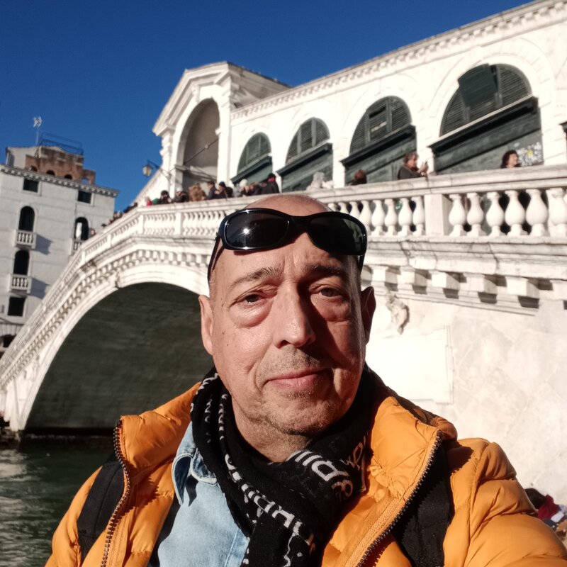 Italian amabil si disponibil,