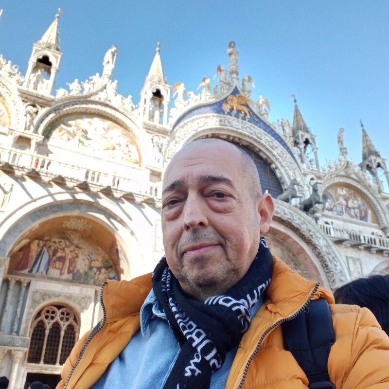 Italian amabil si disponibil,