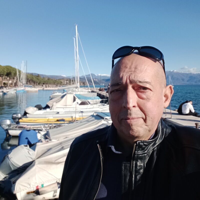 Italian amabil si disponibil,